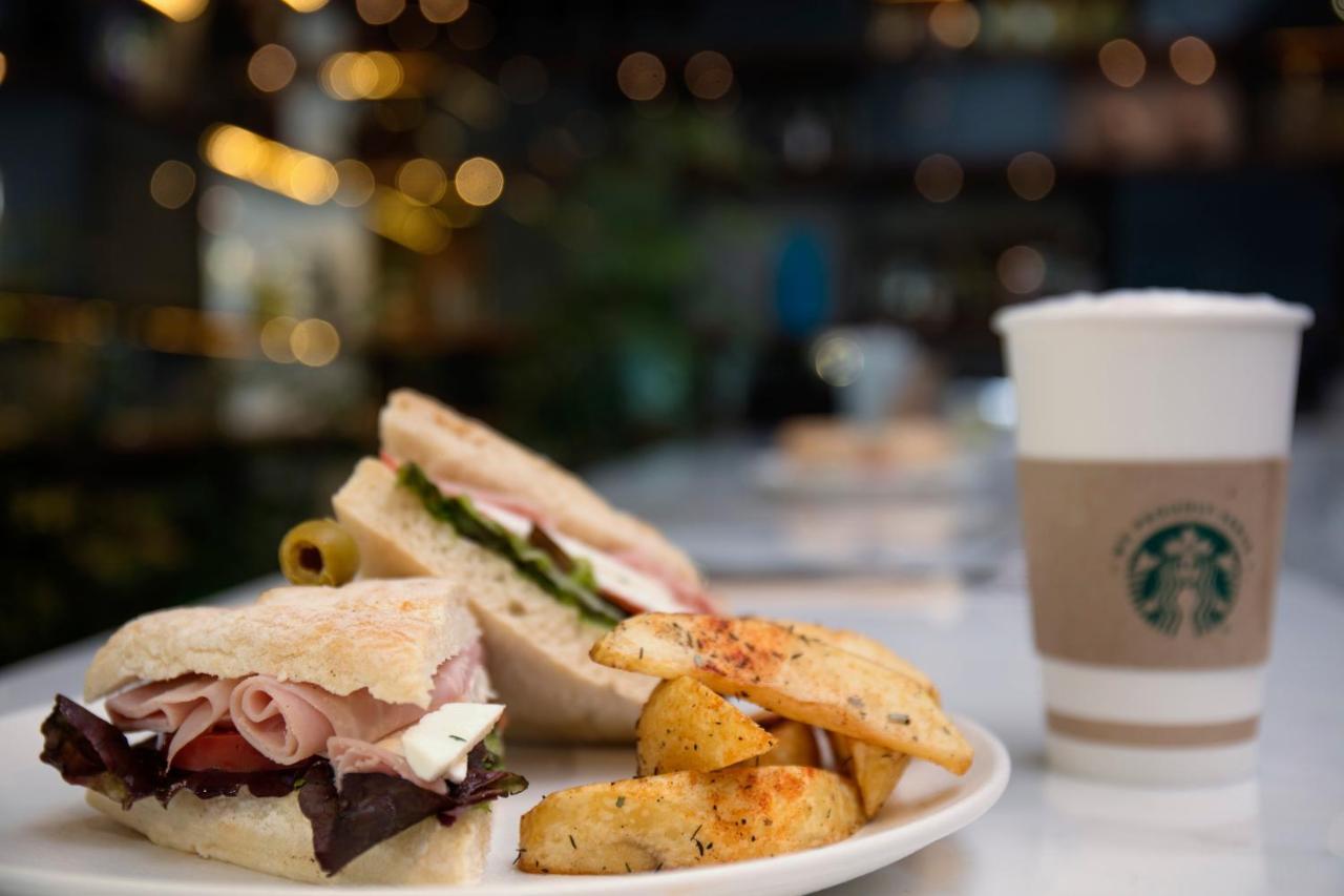 Krystal Grand Suites Insurgentes Mexico City Exterior photo Starbucks food