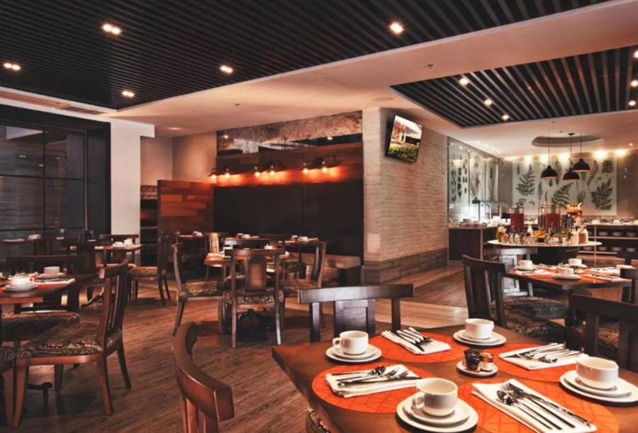 Krystal Grand Suites Insurgentes Mexico City Exterior photo The interior of a typical buffet restaurant