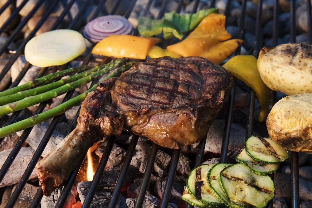 Krystal Grand Suites Insurgentes Mexico City Exterior photo A steak and vegetables being grilled