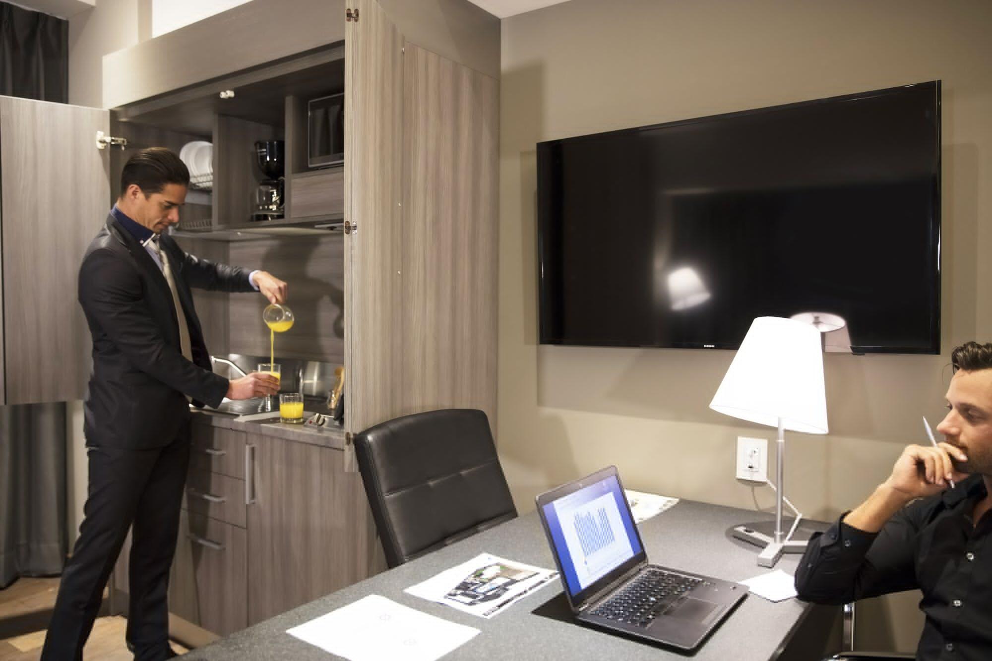 Krystal Grand Suites Insurgentes Mexico City Exterior photo A butler at work