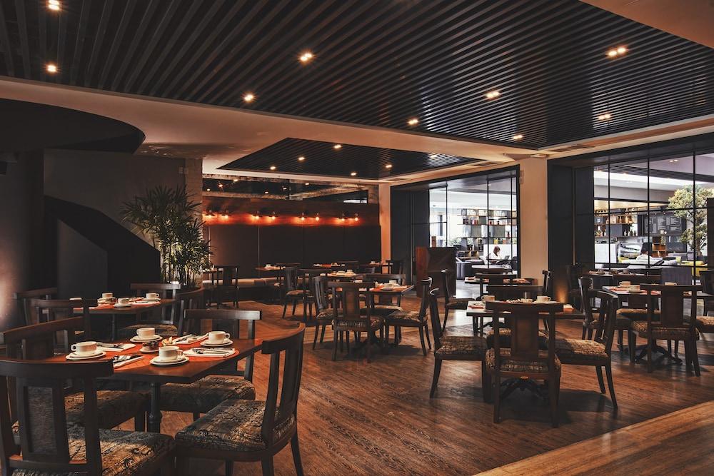 Krystal Grand Suites Insurgentes Mexico City Exterior photo The interior of the restaurant