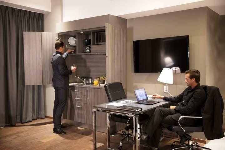 Krystal Grand Suites Insurgentes Mexico City Exterior photo A butler at work